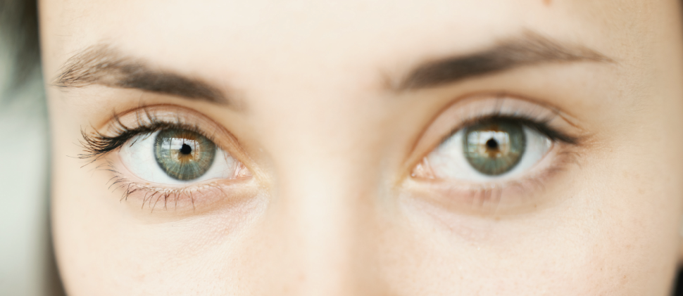 ¿Ojos cansados? Aprende a rejuvenecer tu mirada