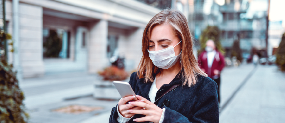 Granos, manchas e irritación: los daños que provocan las mascarillas en la piel